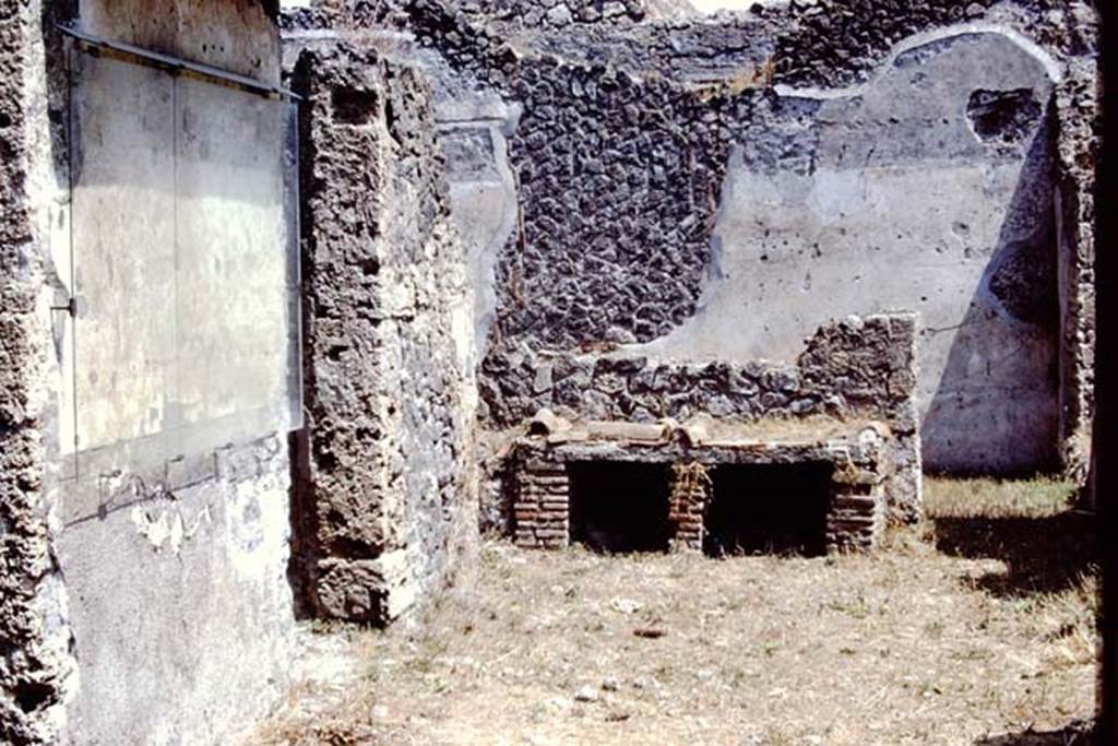 I.15.3 Pompeii. 1972. Looking east along north side of portico 10 of peristyle 13. Photo by Stanley A. Jashemski.
Source: The Wilhelmina and Stanley A. Jashemski archive in the University of Maryland Library, Special Collections (See collection page) and made available under the Creative Commons Attribution-Non Commercial License v.4. See Licence and use details.
J72f0654
