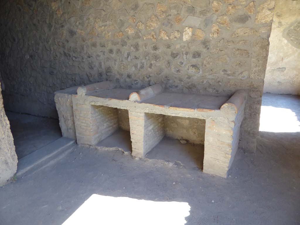 I.15.3 Pompeii. September 2015. Bench or hearth at east end of north side of portico 10.
Foto Annette Haug, ERC Grant 681269 DÉCOR.