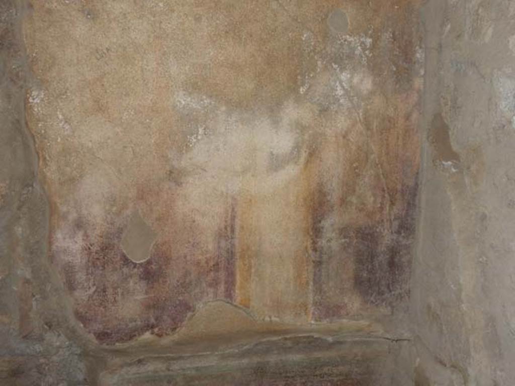 I.15.3 Pompeii. May 2015. Detail of wall above recess in north-west corner of triclinium 1.
Photo courtesy of Buzz Ferebee.