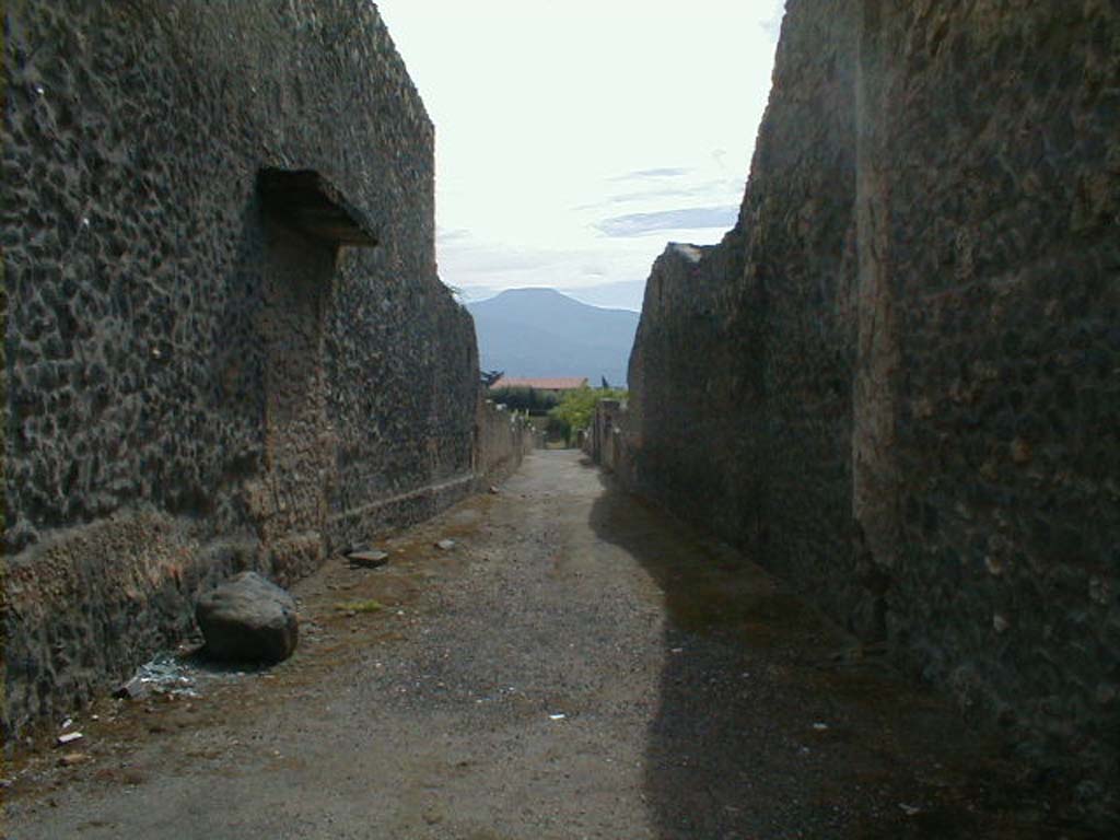 I.15.3 Pompeii, on left. September 2004. Vicolo della Nave Europa looking south. I.16, on right.