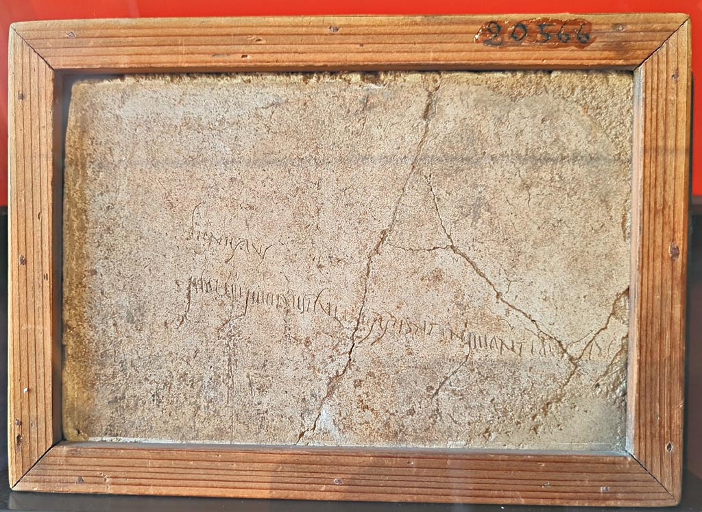 I.15.3 Pompeii. March 2024.
No.1 on information card below. Graffito with a verse from Vergil 1Ist century AD). Photo courtesy of Giuseppe Ciaramella.
On display in exhibition in Palaestra entitled – “L’altra Pompei, vite comuni all’ombra del Vesuvio”.