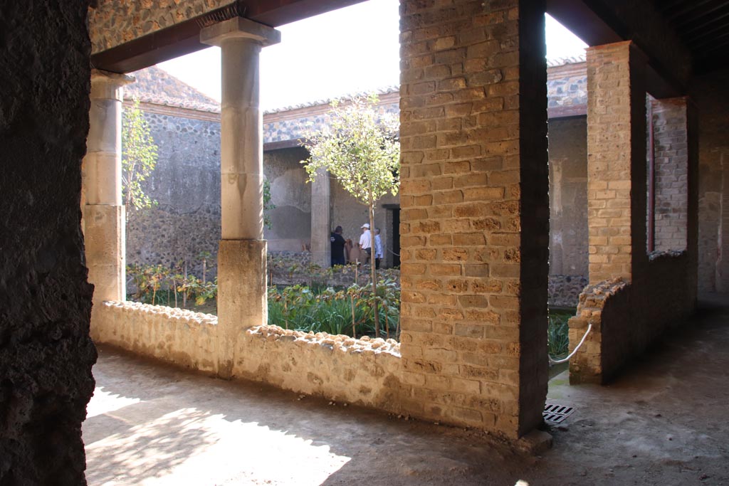 I.15.3 Pompeii. October 2022. Looking south-east across peristyle 13, from near entrance. Photo courtesy of Klaus Heese.