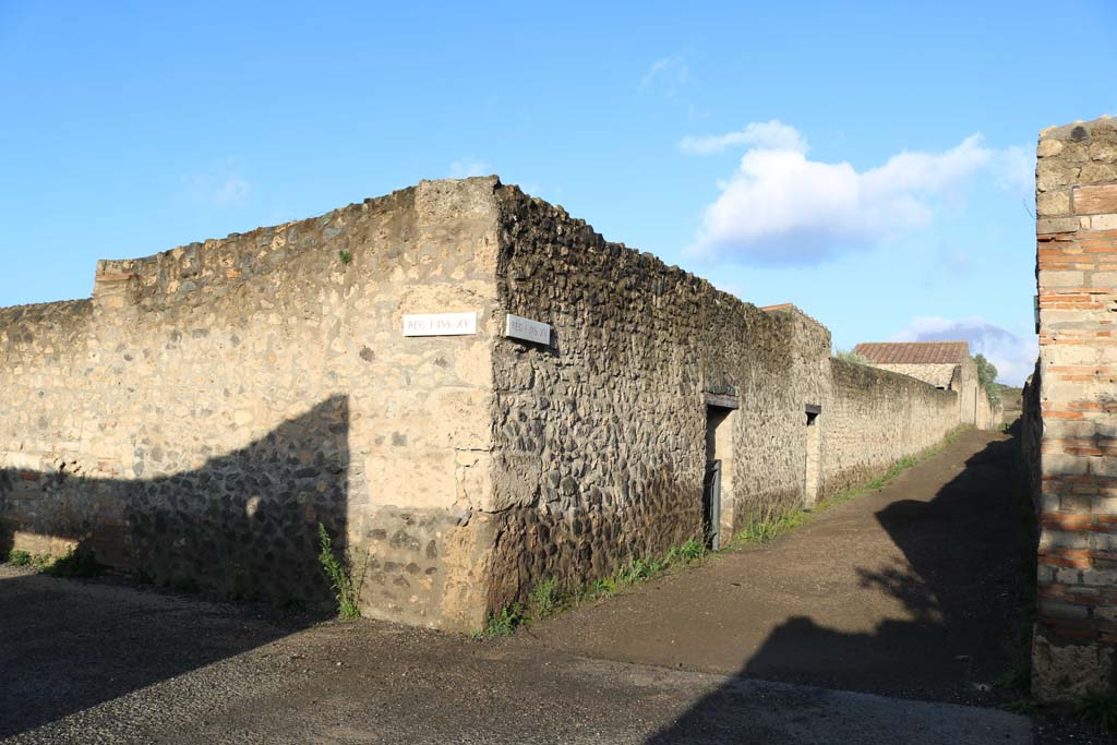 I.15.5 Pompeii. December 2018.
Looking north to west side of Vicolo dei Fuggiaschi, and doorways to I.15.5 and I.15.6, from junction with Via della Palestra.
Photo courtesy of Aude Durand.