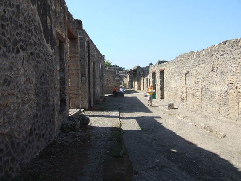 I.16.1 Pompeii. September 2005. Via di Castricio looking west I.11