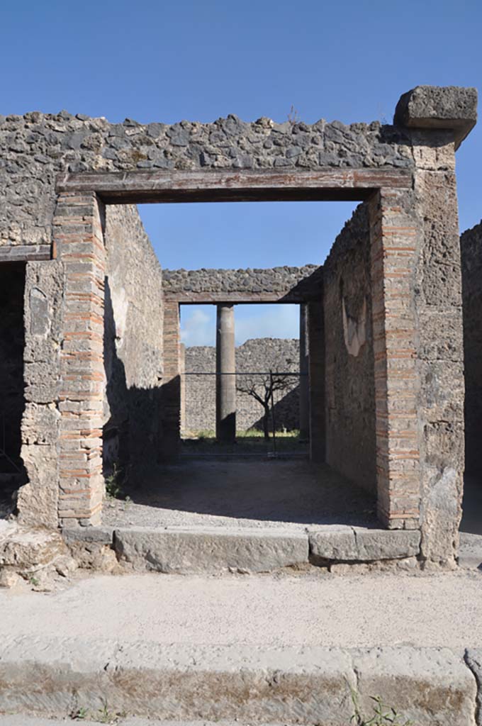 I.16.1a Pompeii. July 2017. Looking south to entrance doorway.
Foto Annette Haug, ERC Grant 681269 DÉCOR.