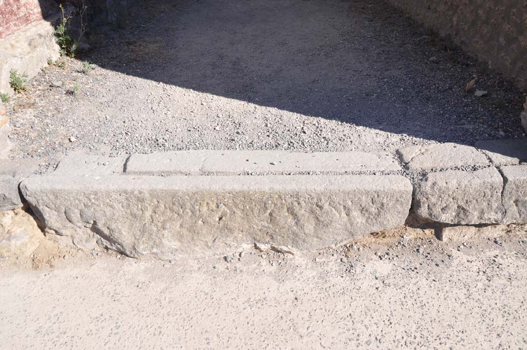 I.16.1a Pompeii. July 2017. Detail of doorway threshold.
Foto Annette Haug, ERC Grant 681269 DÉCOR.