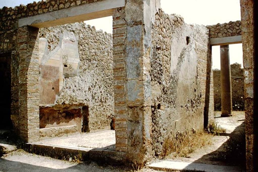 I.16.1a Pompeii, on left, and I.16.2, on right. 1959. Entrance doorways, looking south.
Photo by Stanley A. Jashemski.
Source: The Wilhelmina and Stanley A. Jashemski archive in the University of Maryland Library, Special Collections (See collection page) and made available under the Creative Commons Attribution-Non Commercial License v.4. See Licence and use details.
J59f0465