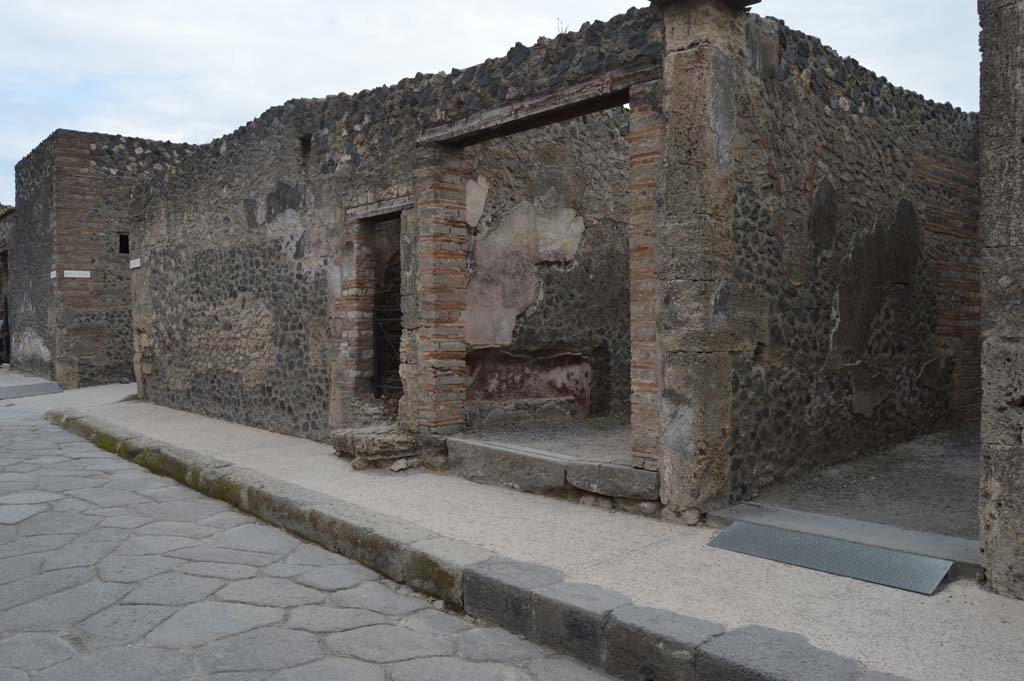 I.16.2 Pompeii, on right. October 2017.
Looking south-east on Via di Castricio towards junction with Vicolo della Nave Europa, on left.
With entrance doorways I.16.1, I.16.1a, in centre, and I.16.2, on right.
Foto Taylor Lauritsen, ERC Grant 681269 DÉCOR.