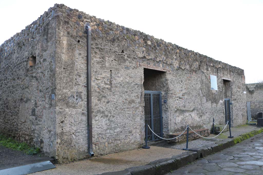 I.16.3 Pompeii, in centre. December 2018.
Looking south-west towards entrance doorways, I.16.2, on left, I.16.4, on right. Photo courtesy of Aude Durand.