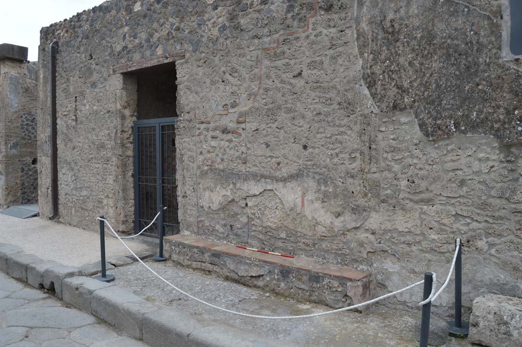 I.16.3 Pompeii. October 2017. Looking south-east towards entrance doorway on Via di Castricio.
Foto Taylor Lauritsen, ERC Grant 681269 DÉCOR.