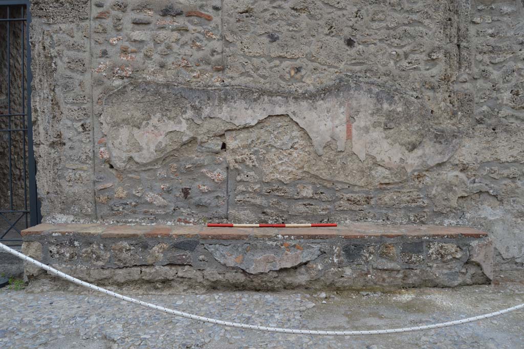 I.16.3 Pompeii. October 2017. Remains of painted plaster decoration on front façade to west of entrance doorway.
Foto Taylor Lauritsen, ERC Grant 681269 DÉCOR.