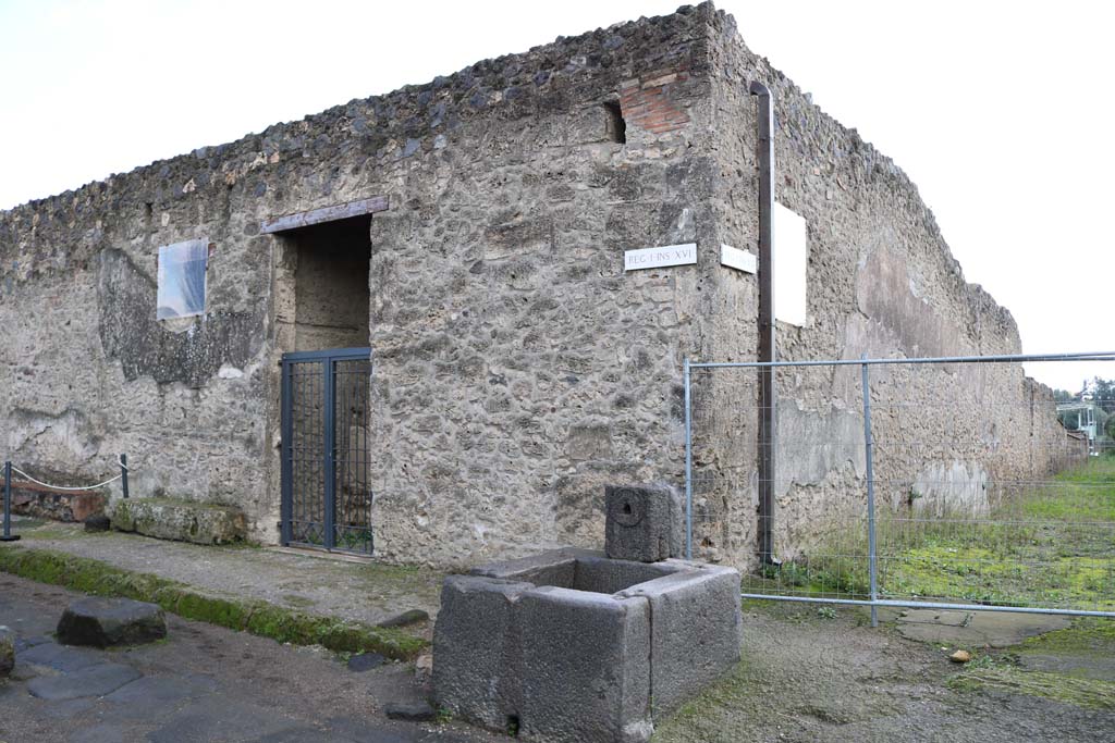 I.16.4 Pompeii. December 2018.
Looking south-east towards entrance doorway on Via di Castricio.
On the right is an unnamed vicolo, leading from Via dell’Abbondanza between I.11 and I.9. Photo courtesy of Aude Durand.