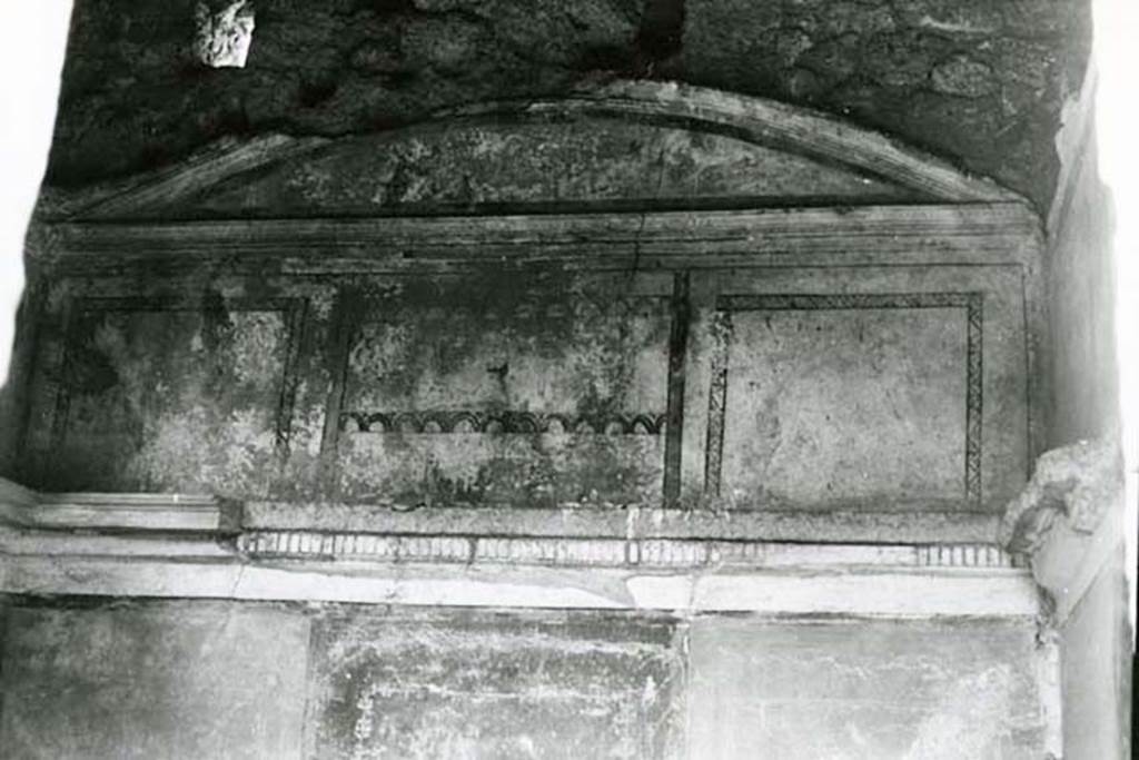 I.16.4 Pompeii. 1975.
Cubiculum, first room right, W of fauces, back N wall, upper zone, later lunette. Photo courtesy of Anne Laidlaw.
American Academy in Rome, Photographic Archive. Laidlaw collection _P_75_5_23.