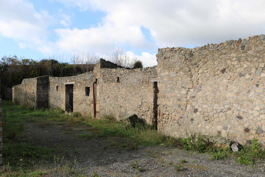 I.16.5 Pompeii, entrance doorway, centre left. December 2018. 
Looking north-west, with doorway to I.16.6, centre right. Photo courtesy of Aude Durand.
