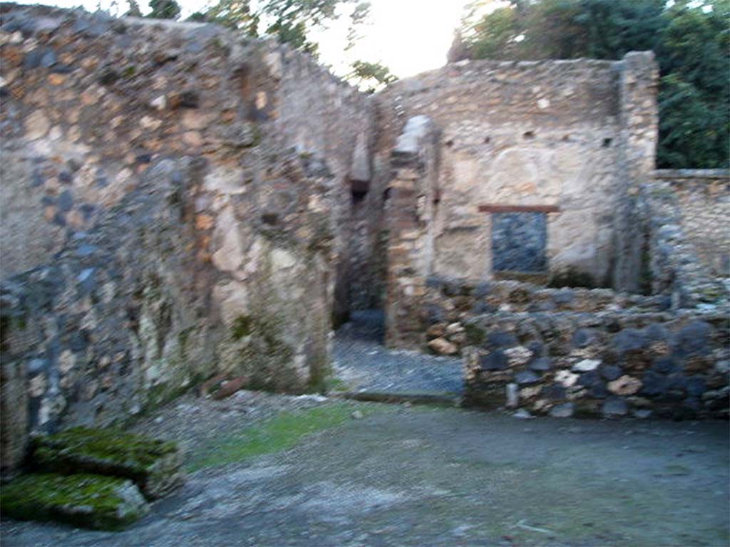 I.16.5 Pompeii. December 2004. Looking west across atrium, to rooms in south-west corner.