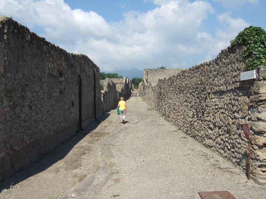 I.16.7 Pompeii, on left. September 2005. Vicolo della Nave Europa, looking north. I.15, on right.
