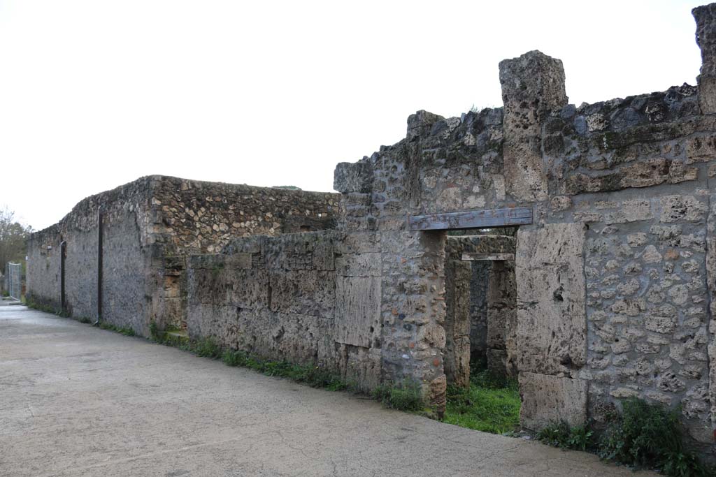 I.16.7 Pompeii, on right. December 2018.
Looking south-west towards entrance doorway on west side of Vicolo della Nave Europa. Photo courtesy of Aude Durand.
