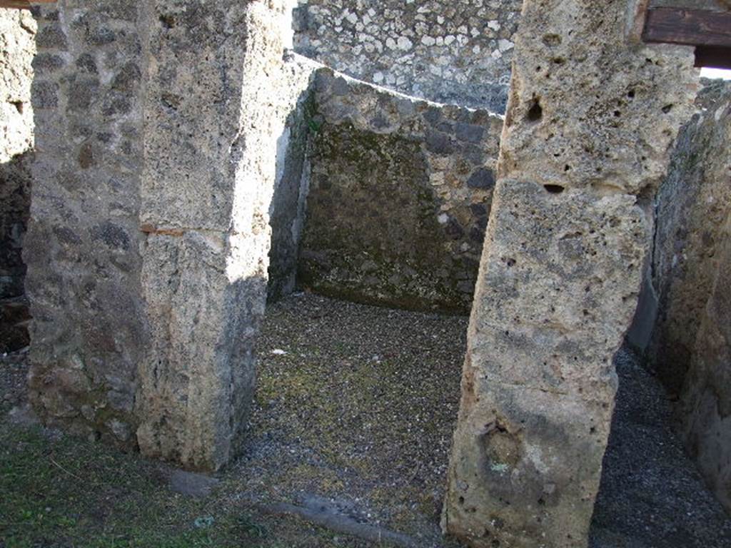 I.16.7 Pompeii. December 2006. Doorway to cubiculum, on south side of entrance.