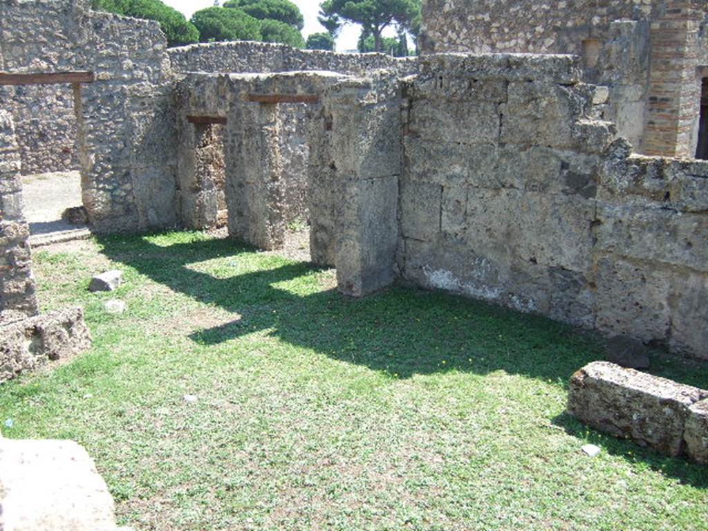 I.16.7 Pompeii. September 2005. Looking south-east across yard, from rear of I.16.2