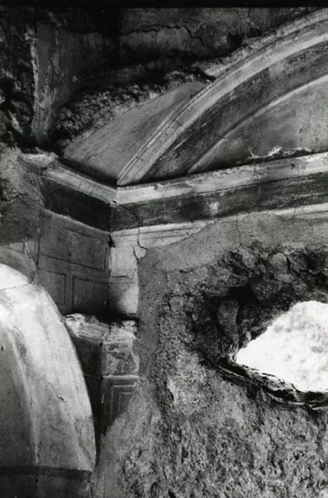 I.17.2 Pompeii. 1975.
Shop House, cubiculum right, W of entrance, SW corner with lunette. Photo courtesy of Anne Laidlaw.
American Academy in Rome, Photographic Archive. Laidlaw collection _P_75_5_26.
On the south wall, left, is an arched niche.