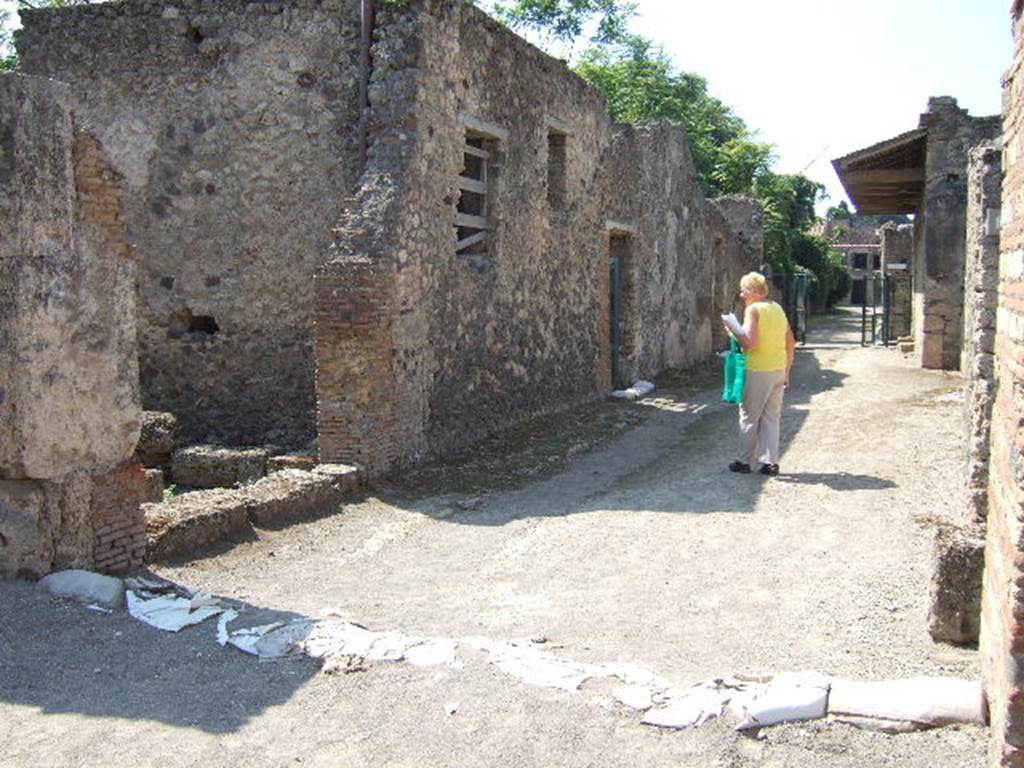 I.17.3 Pompeii, on left. September 2005. Via di Castricio, looking west. I.9, on right.