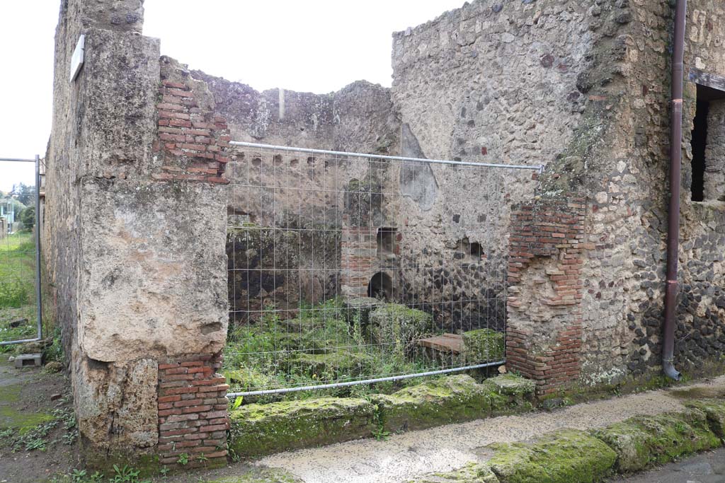 I.17.3 Pompeii. December 2018. Looking south-west across shop from entrance doorway on Via di Castricio.
On the left is the unnamed roadway between I.16 and I.17. Photo courtesy of Aude Durand.