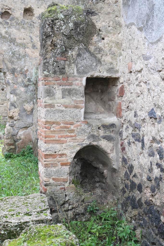 I.17.3 Pompeii. December 2018.
Niches in south-west corner of shop-room. Photo courtesy of Aude Durand.