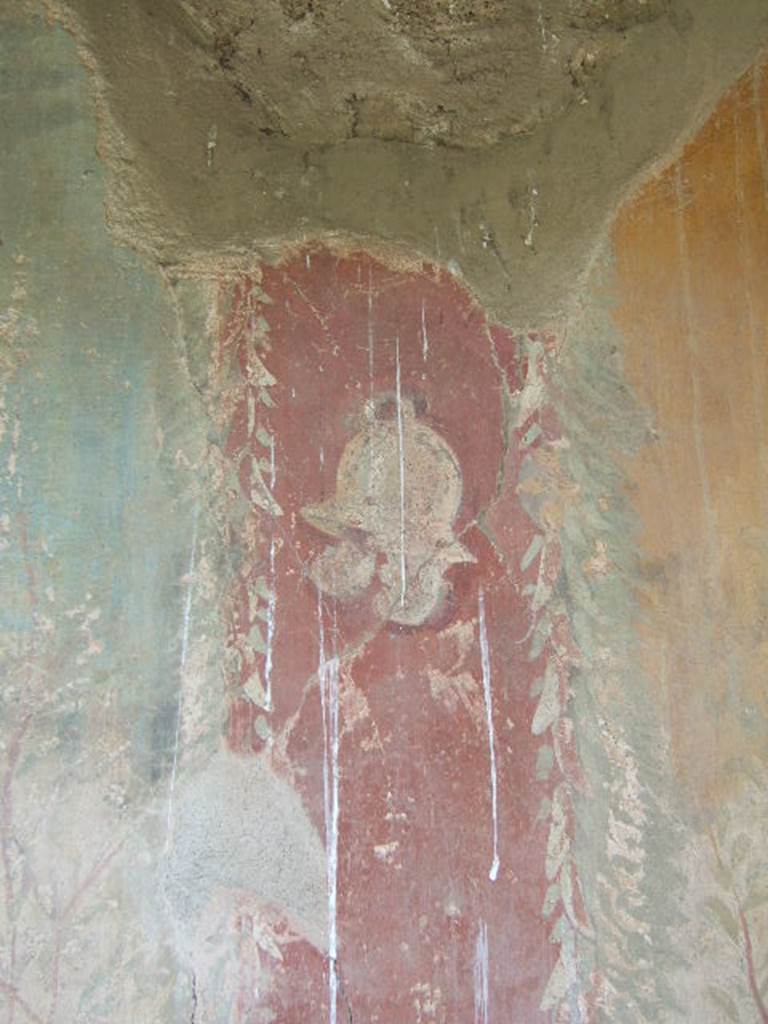 I.17.4 Pompeii. May 2006. Painted helmet on north wall of peristyle garden. See Bragantini, de Vos, Badoni, 1981. Pitture e Pavimenti di Pompei, Parte 1. Rome: ICCD. (p.204).