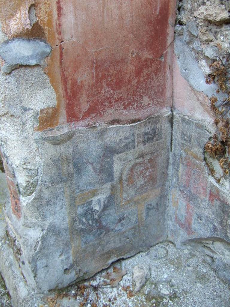 I.17.4 Pompeii. May 2006. East wall of peristyle garden. Painting at base of column and wall.