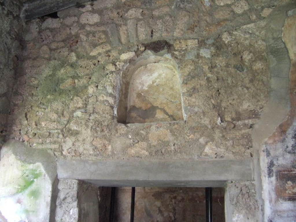 I.17.4 Pompeii. May 2006. South west corner of peristyle. Doorway to cubiculum with niche above.