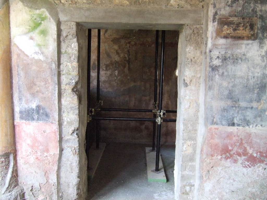I.17.4 Pompeii. May 2006. Door to cubiculum in south west corner of peristyle.