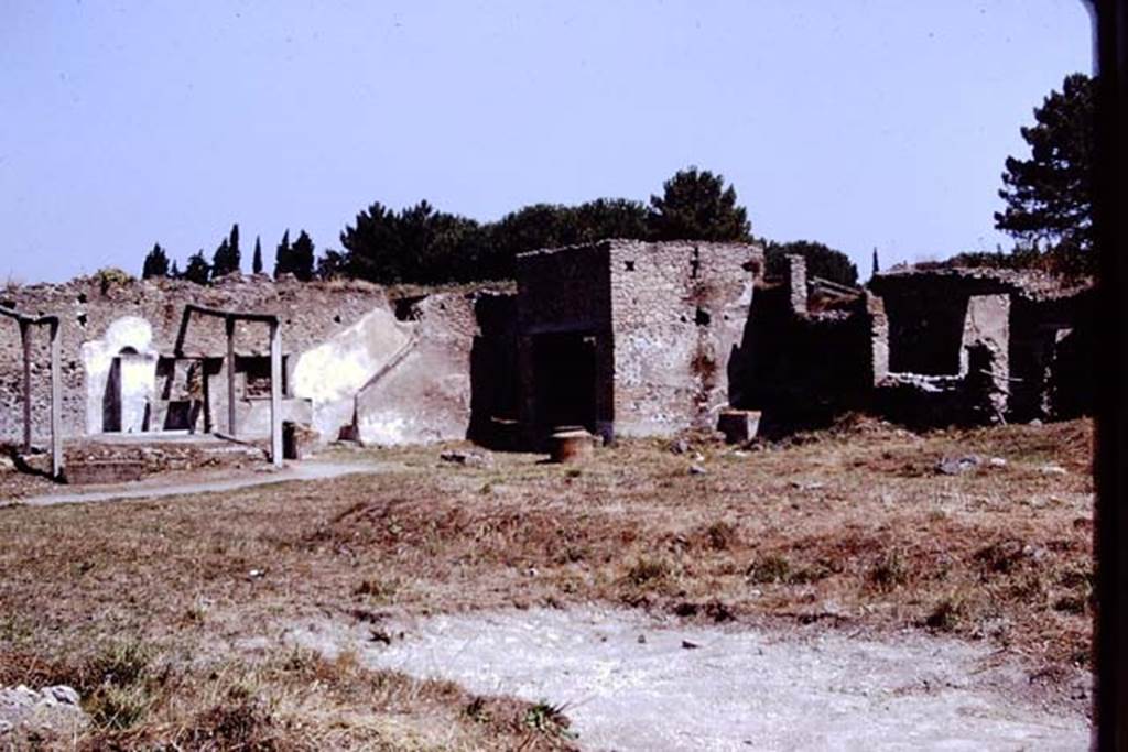 I.20.1 Pompeii. 1972. Looking north. Photo by Stanley A. Jashemski.
Source: The Wilhelmina and Stanley A. Jashemski archive in the University of Maryland Library, Special Collections (See collection page) and made available under the Creative Commons Attribution-Non Commercial License v.4. See Licence and use details. J72f0559