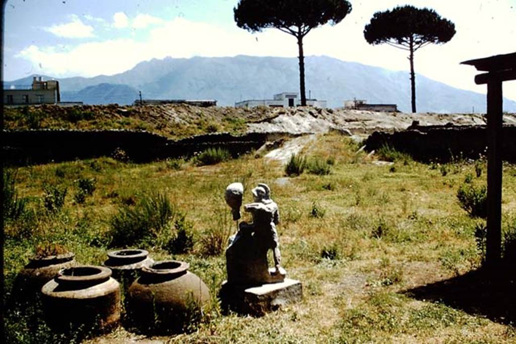 I.20.1 Pompeii. 1961. Looking south-west across garden area. Photo by Stanley A. Jashemski.
Source: The Wilhelmina and Stanley A. Jashemski archive in the University of Maryland Library, Special Collections (See collection page) and made available under the Creative Commons Attribution-Non Commercial License v.4. See Licence and use details.
J61f0473