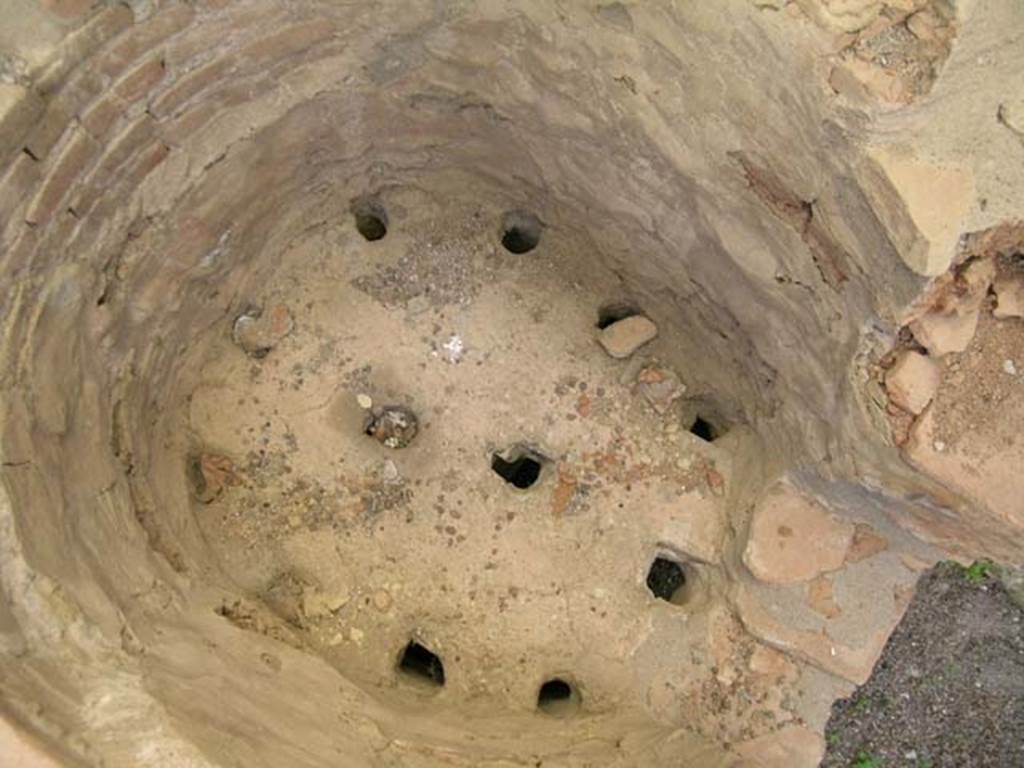 I.20.3 Pompeii. June 2005. Interior of oven. Photo courtesy of Nicolas Monteix.