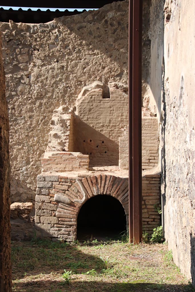 I.20.3 Pompeii October 2022.
Looking west to oven in north-west corner. Photo courtesy of Klaus Heese.