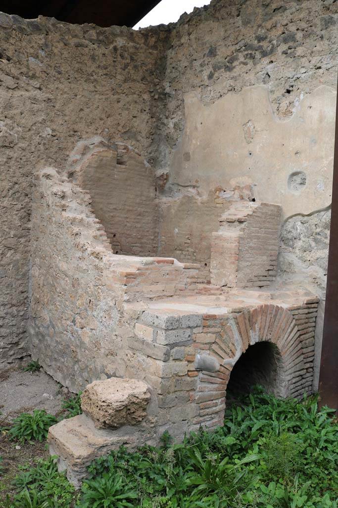 I.20.3 Pompeii. December 2018.
Oven in north-west corner of rear room. Photo courtesy of Aude Durand.