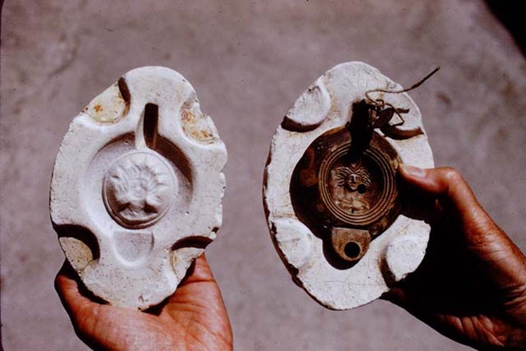 I.20.3 Pompeii. 1972. Lamp in its mould. Photo by Stanley A. Jashemski.
Source: The Wilhelmina and Stanley A. Jashemski archive in the University of Maryland Library, Special Collections (See collection page) and made available under the Creative Commons Attribution-Non Commercial License v.4. See Licence and use details. J72f0120