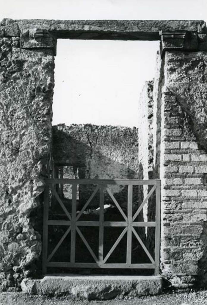 I.20.4 Pompeii. 1975. Shop House, entrance, pilaster capitals. Photo courtesy of Anne Laidlaw.
American Academy in Rome, Photographic Archive. Laidlaw collection _P_75_7_23.