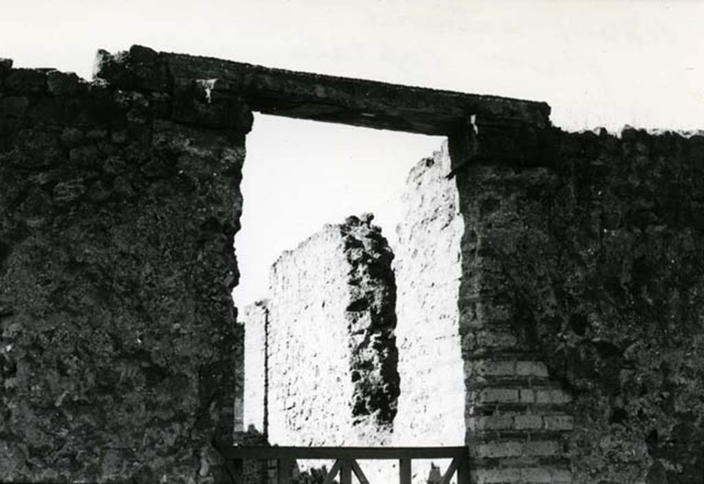 I.20.4 Pompeii. 1975. Shop House, entrance, pilaster capitals. Photo courtesy of Anne Laidlaw.
American Academy in Rome, Photographic Archive. Laidlaw collection _P_75_6_27.