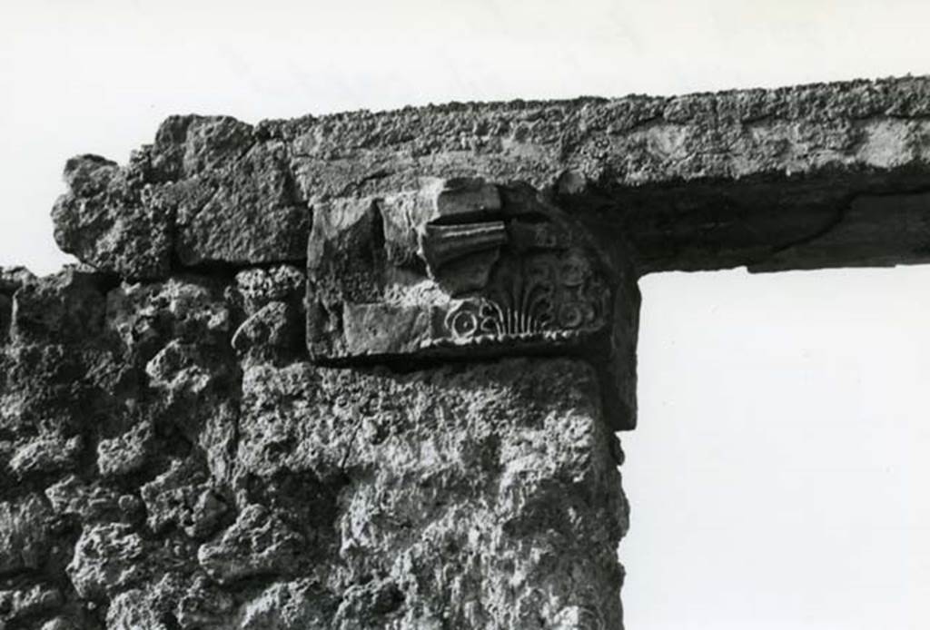 I.20.4 Pompeii. 1975. Shop House, façade entrance, left S pilaster capital. Photo courtesy of Anne Laidlaw.
American Academy in Rome, Photographic Archive. Laidlaw collection _P_75_7_22.