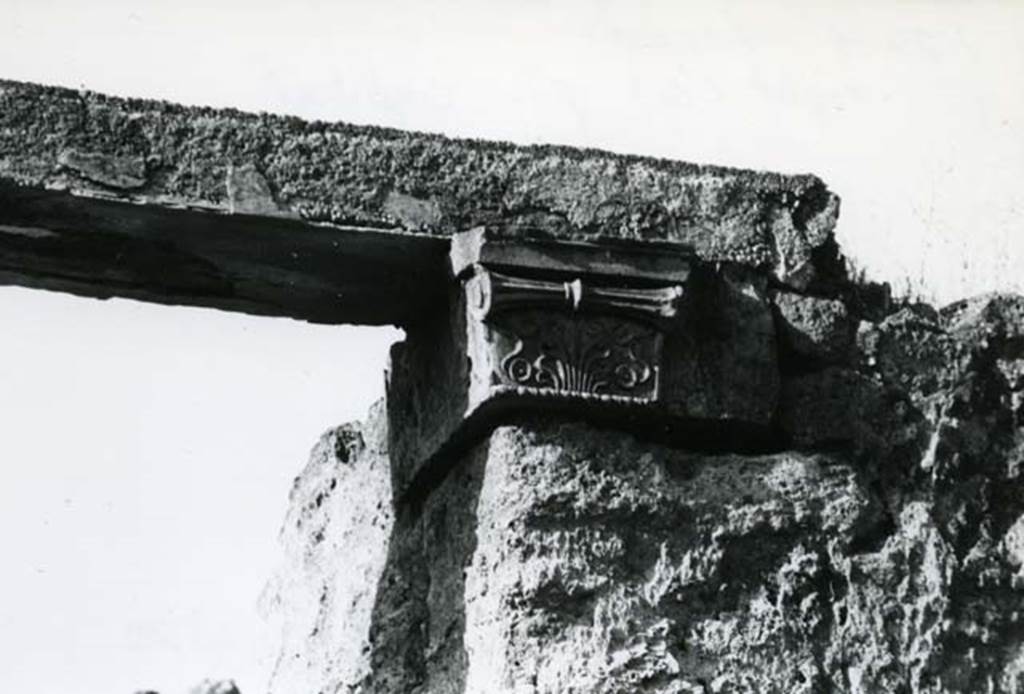 I.20.4 Pompeii. 1975. Shop House, façade entrance, right N pilaster capital. Photo courtesy of Anne Laidlaw.
American Academy in Rome, Photographic Archive. Laidlaw collection _P_75_7_20.