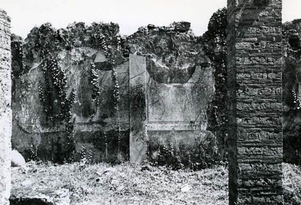 I.20.4 Pompeii. 1972. Shop House, courtyard, S wall. Photo courtesy of Anne Laidlaw.
American Academy in Rome, Photographic Archive. Laidlaw collection _P_72_18_32.