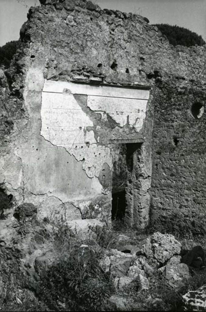 I.20.4 Pompeii. 1974. Shop House, room at NW corner of courtyard/atrium, looking towards entrance in E wall. Photo courtesy of Anne Laidlaw.
American Academy in Rome, Photographic Archive. Laidlaw collection _P_74_3_9.
According to PPM, this room (in the north-west corner of the atrium/courtyard) which had been a cubiculum was then converted into the kitchen and latrine. In the north-west corner of this room was the latrine. The floor was of cocciopesto, and embedded with pieces of white tesserae under the area of the bed, with a decorative scheme including meanders and a double diamond pattern outlined with white tesserae in the antechamber. The wall was decorated with relief stucco in the I style, with the zoccolo decorated with prospective cubes surmounted by a top of imitation alabaster and by bosses. The bench of the kitchen and supports for the latrine, leaning against the north wall, were already collapsed in 1977, together with the north wall.
