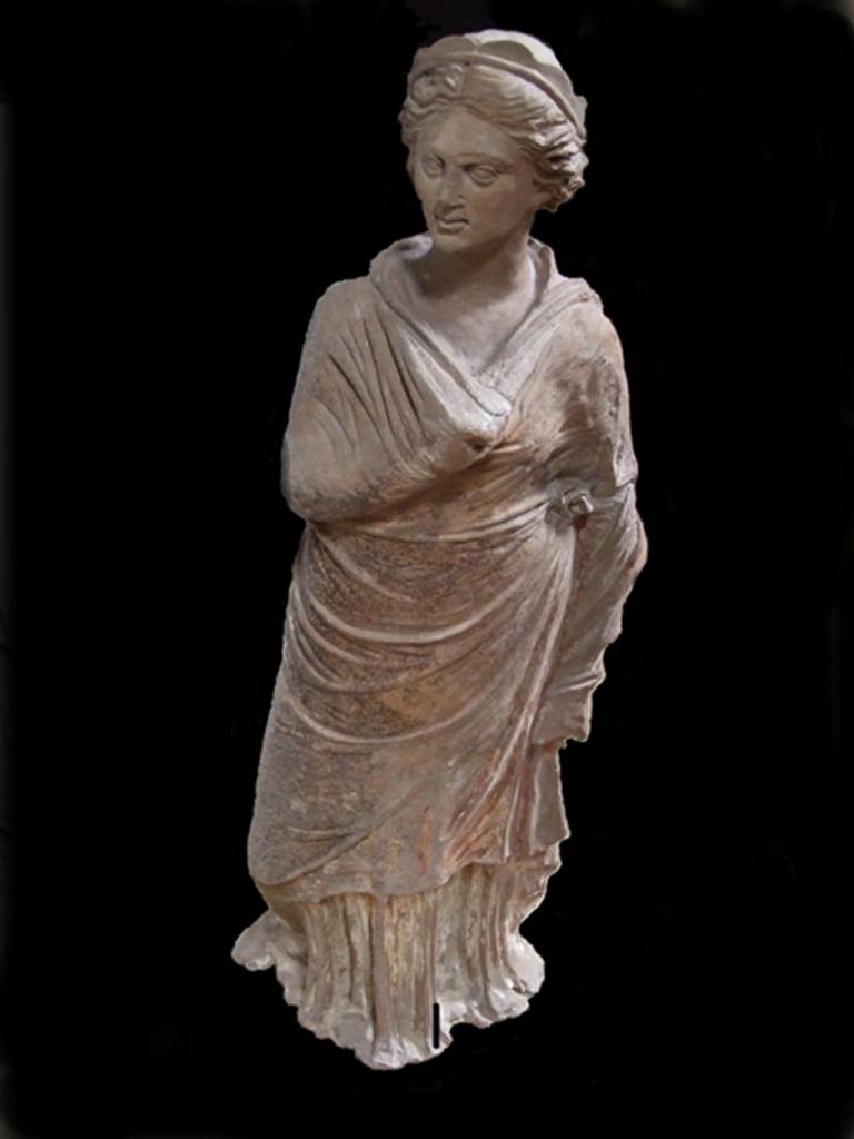 I.20.4 Pompeii. Found on 31st January 1959. Found near the north side of the garden of the Inn of the Gladiators - Reg I - Ins XV - No 4. Terracotta statue of the muse Polyhymnia. SAP inventory number 12366. This is recorded as being found in I.15.4, which was later re-numbered to I.20.4.