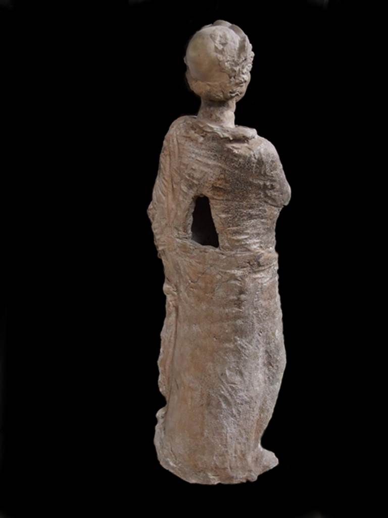 I.20.4 Pompeii. Found on 31st January 1959. Rear view of Terracotta statue of the muse Polyhymnia. SAP inventory number 12366.