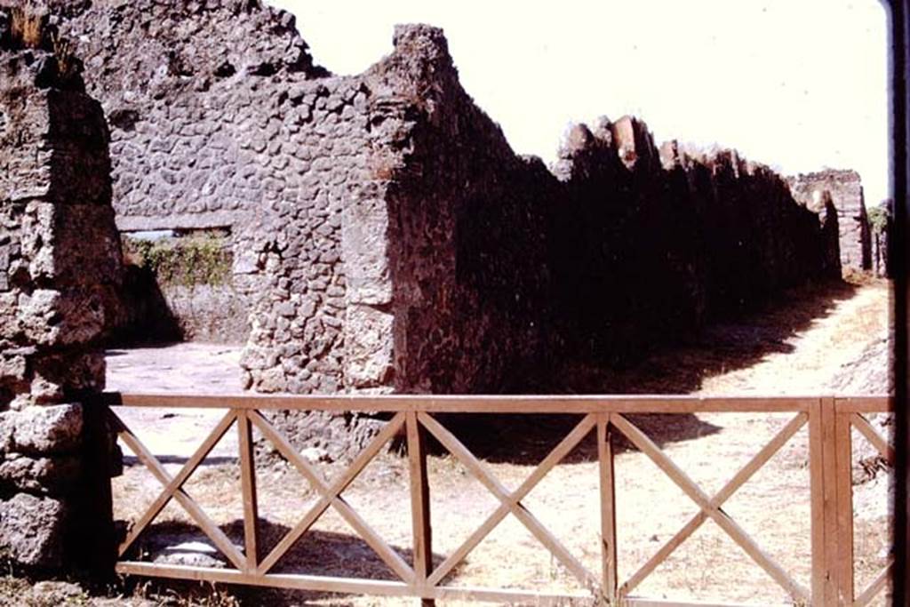 I.20.5 Pompeii. 1972. Entrance doorway and north-east corner of insula. Photo by Stanley A. Jashemski.
Source: The Wilhelmina and Stanley A. Jashemski archive in the University of Maryland Library, Special Collections (See collection page) and made available under the Creative Commons Attribution-Non Commercial License v.4. See Licence and use details. J72f0154
