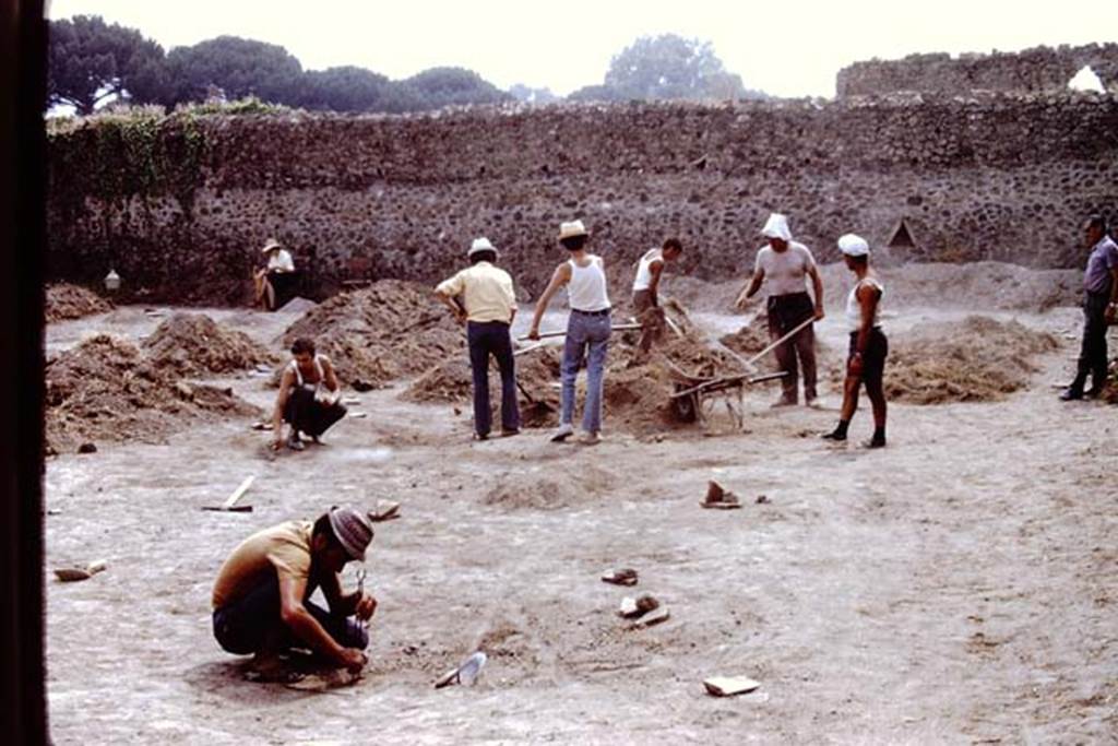 I.20.5 Pompeii. 1972. Looking west during excavations and cleaning of root cavities. Photo by Stanley A. Jashemski.
Source: The Wilhelmina and Stanley A. Jashemski archive in the University of Maryland Library, Special Collections (See collection page) and made available under the Creative Commons Attribution-Non Commercial License v.4. See Licence and use details. J72f0083