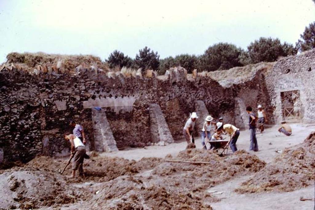I.20.5 Pompeii. 1972. Looking towards the north wall, and entrance doorway in east wall, on the right. Photo by Stanley A. Jashemski.
Source: The Wilhelmina and Stanley A. Jashemski archive in the University of Maryland Library, Special Collections (See collection page) and made available under the Creative Commons Attribution-Non Commercial License v.4. See Licence and use details. J72f0084