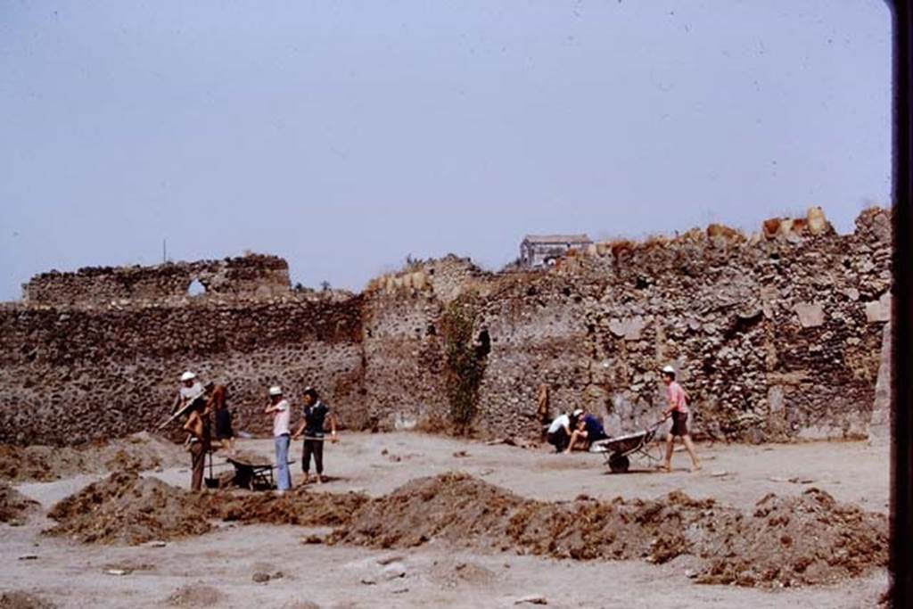 I.20.5 Pompeii. 1972. Looking towards the north-west corner. Photo by Stanley A. Jashemski.
Source: The Wilhelmina and Stanley A. Jashemski archive in the University of Maryland Library, Special Collections (See collection page) and made available under the Creative Commons Attribution-Non Commercial License v.4. See Licence and use details. J72f0085
