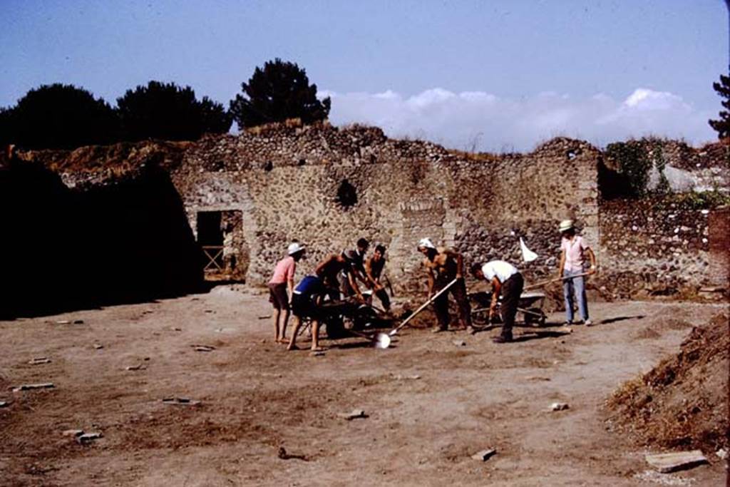 I.20.5 Pompeii. 1972. Looking north-east. Photo by Stanley A. Jashemski.
Source: The Wilhelmina and Stanley A. Jashemski archive in the University of Maryland Library, Special Collections (See collection page) and made available under the Creative Commons Attribution-Non Commercial License v.4. See Licence and use details. J72f0088